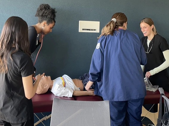 four student doctors working on simulated proceedure