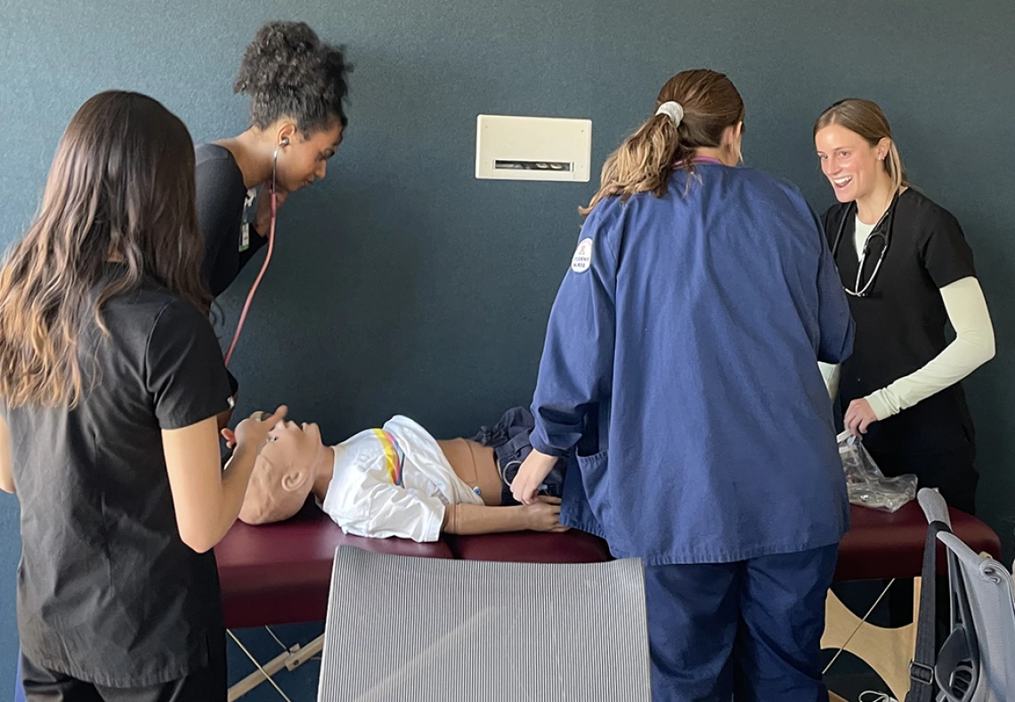 four student doctors working on simulated proceedure