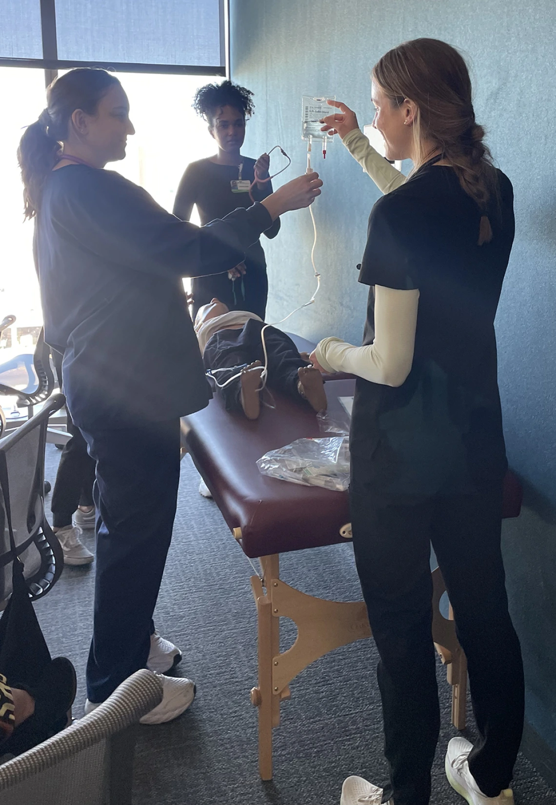 three student doctors doing a simulated proceedure